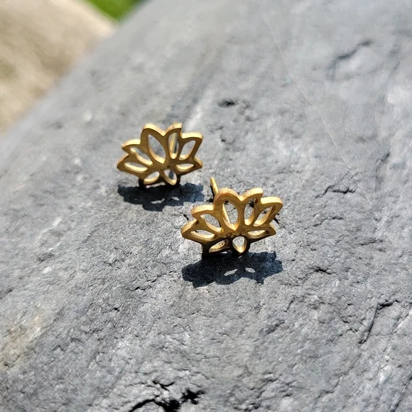 💥LAST PAIR💥Golden Lotus Hollow Cut Zen Stud Earrings - Picture 5 of 7
